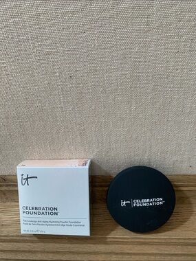 it cosmetics Celebration Foundation Compact in Black and White